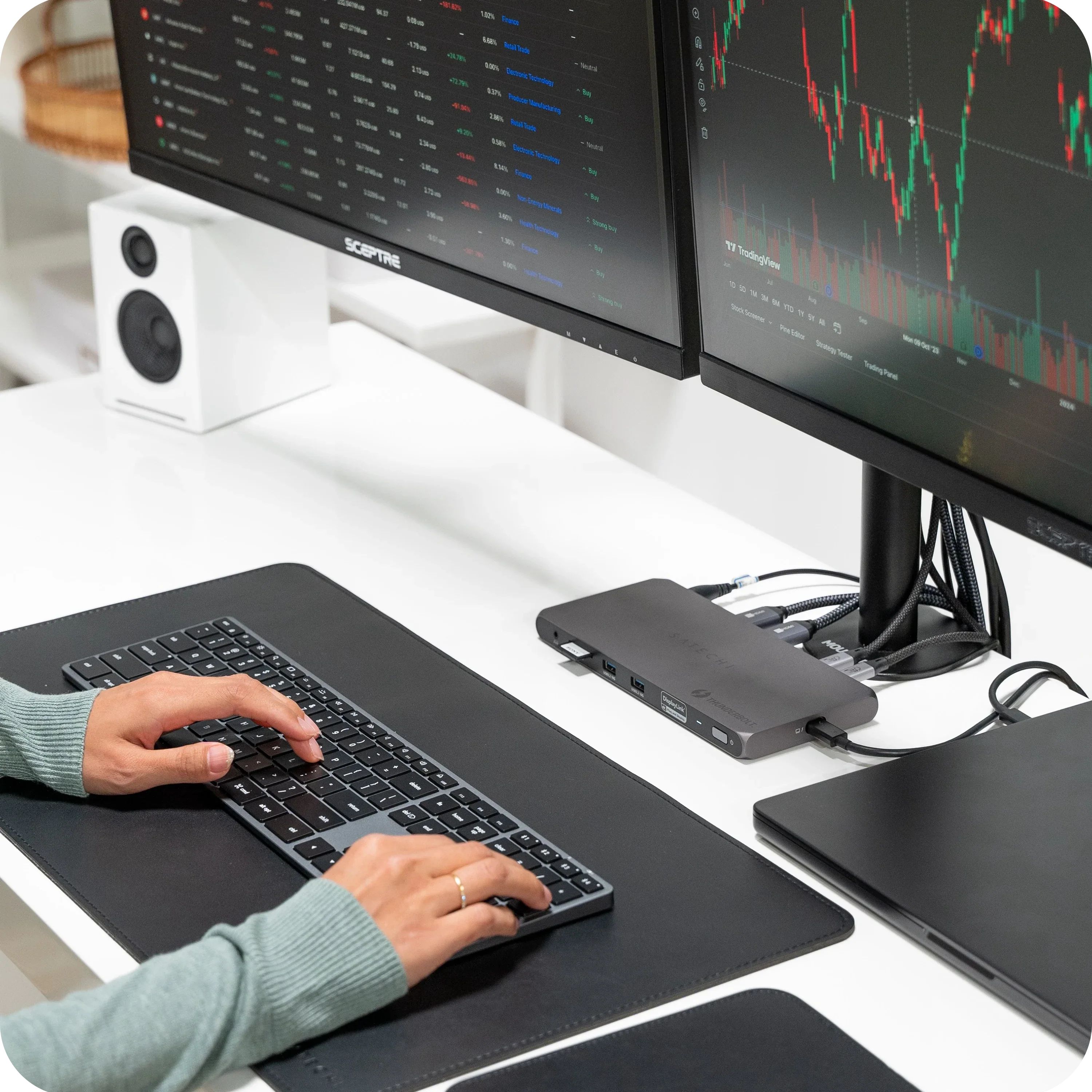Thunderbolt 4 Docking Station with DisplayLink
